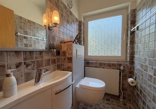 Gäste-WC mit Fenster im EG