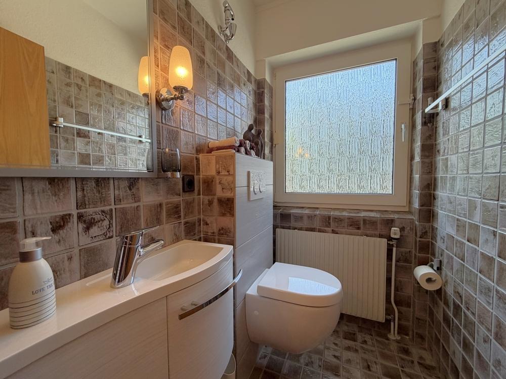 Gäste-WC mit Fenster im EG