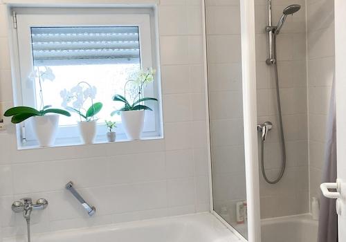 Bad mit Wanne und Dusche