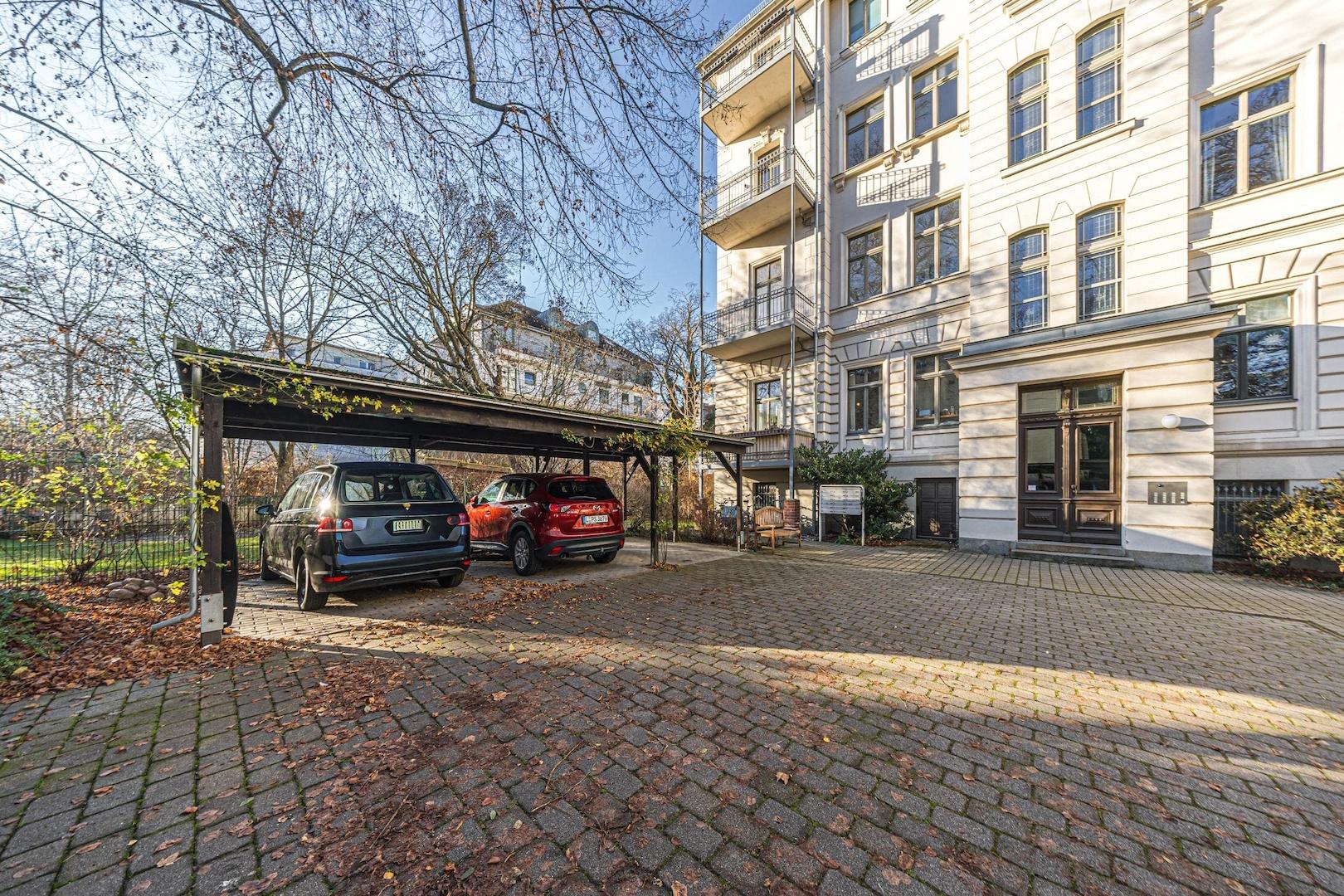 Wohnungspaket | Hofseite mit Stellplätz