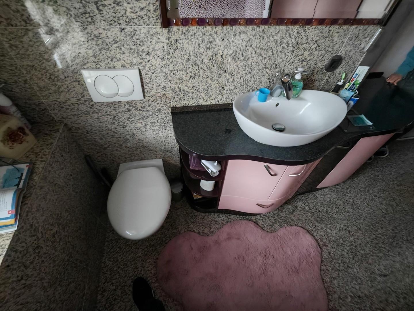 Bad Waschtisch und WC