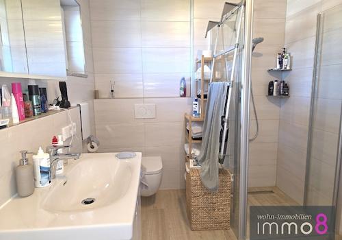 Bad mit Dusche und Wanne