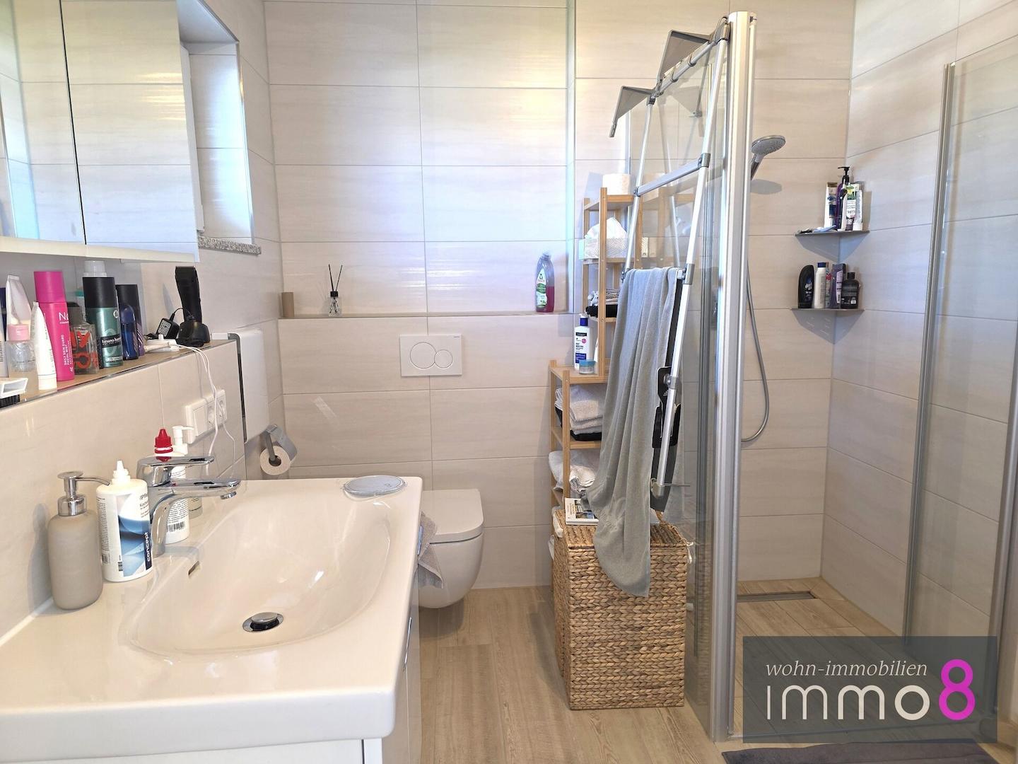 Bad mit Dusche und Wanne