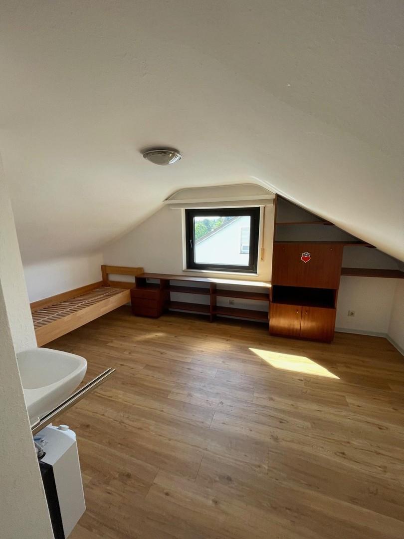 Zimmer im DG, Bett nicht dabei