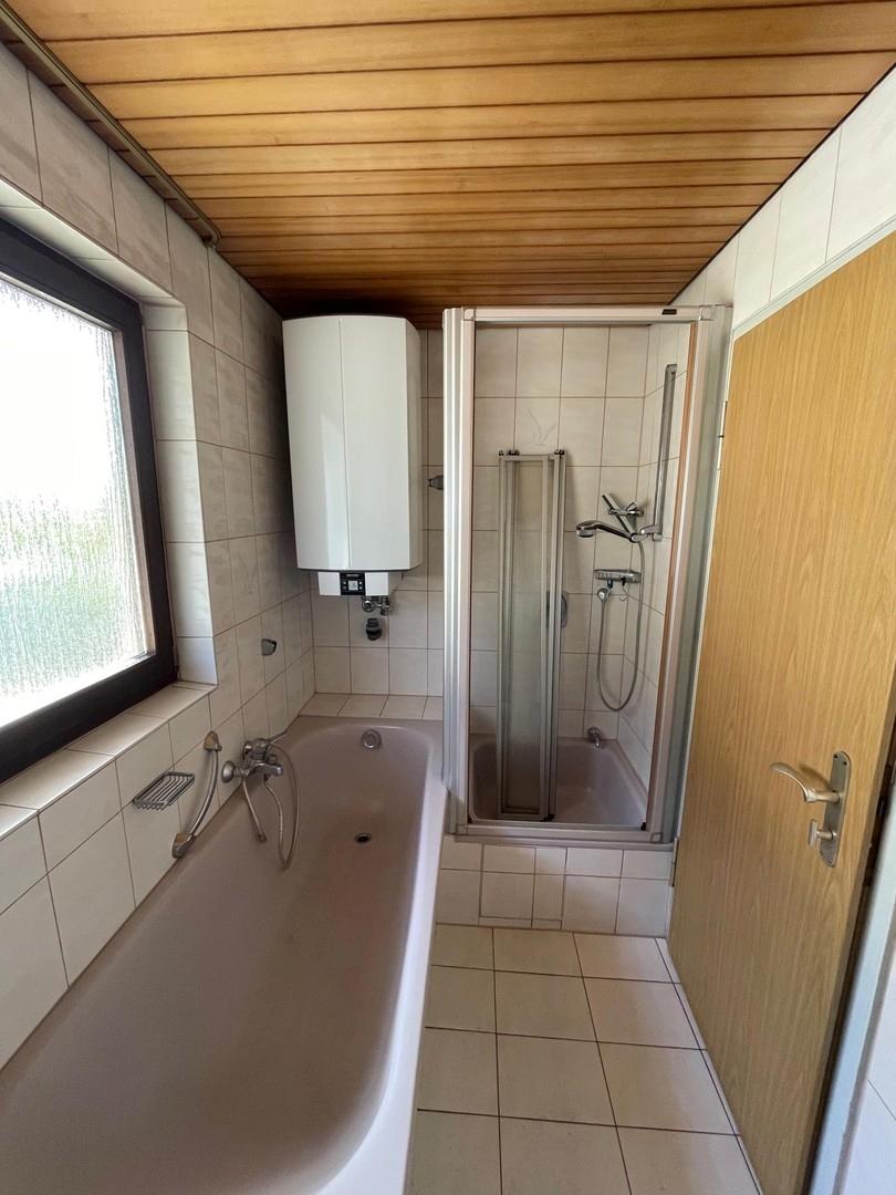 Dusche-Badewanne im OG