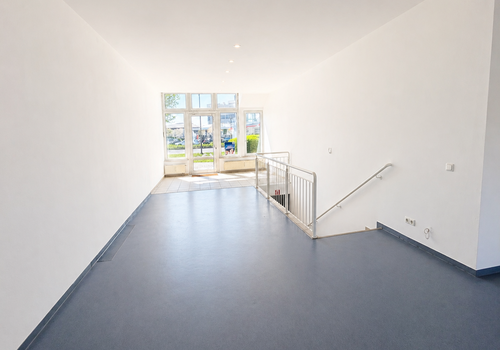 Verkaufsfläche mit großer Fensterfront