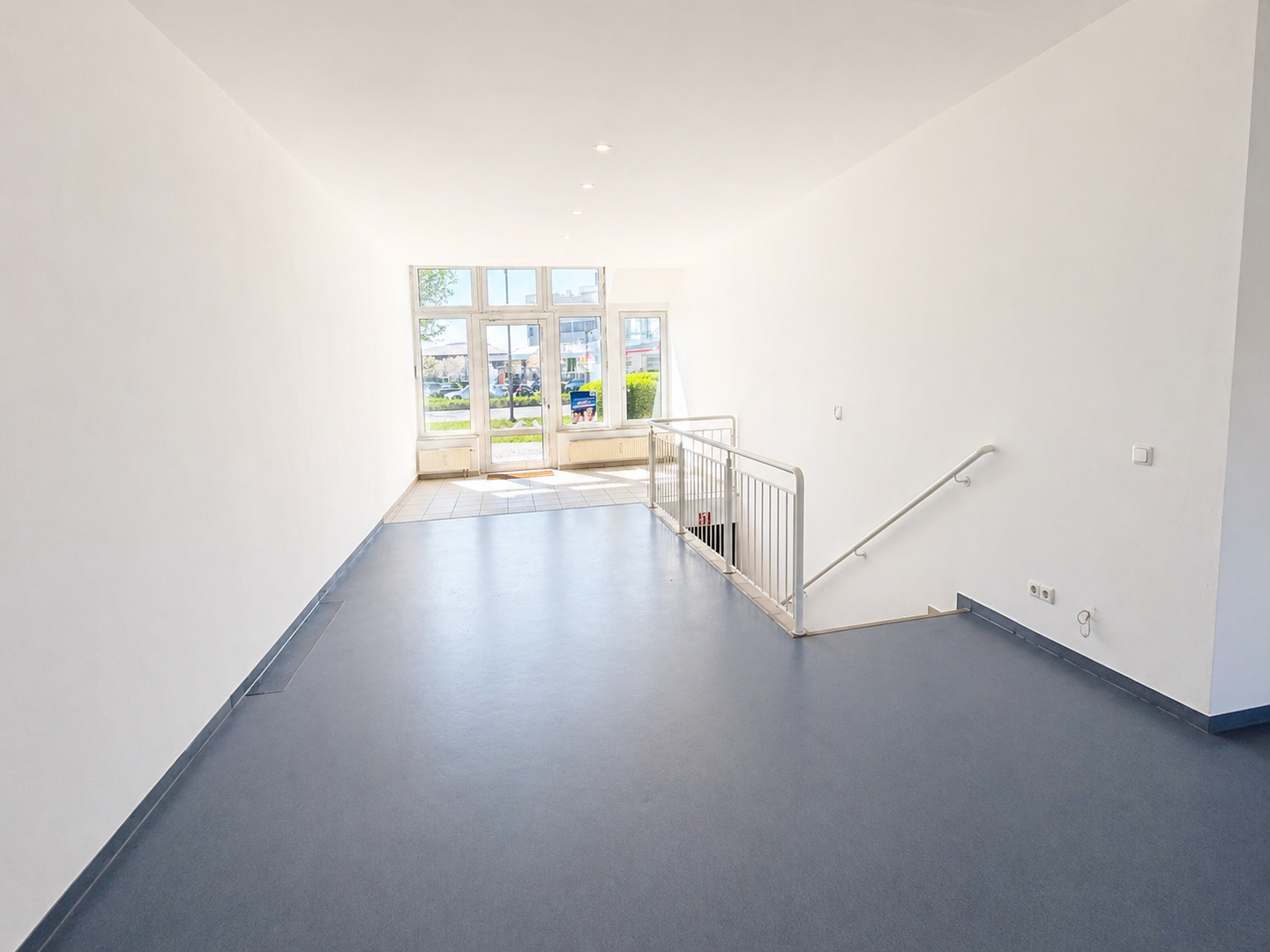 Verkaufsfläche mit großer Fensterfront