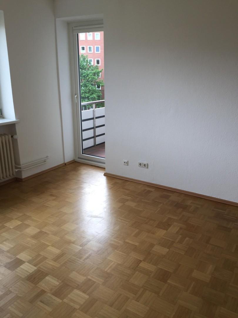 Wohnzimmer mit Zugang Balkon
