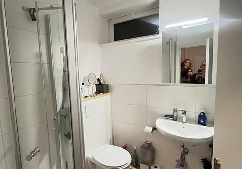 neues Badezimmer mit Fenster