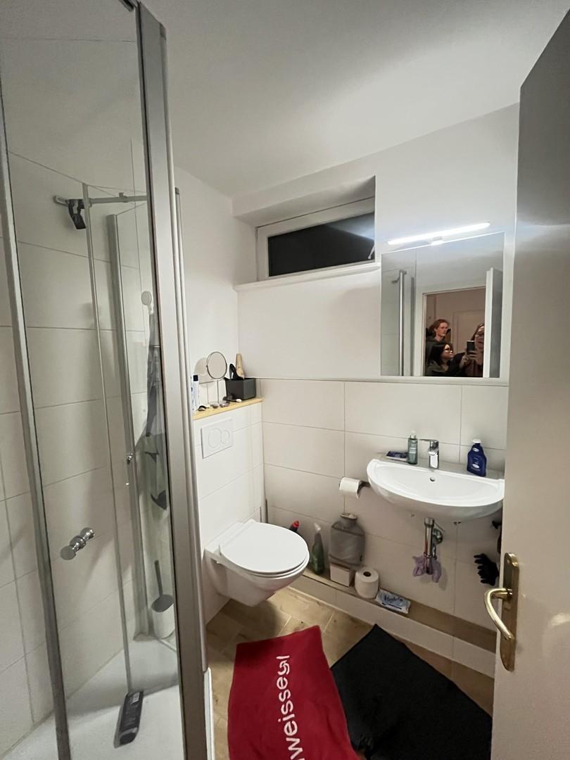 neues Badezimmer mit Fenster