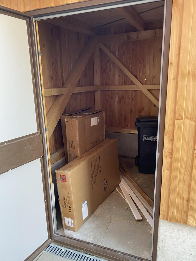 Abstellraum vor dem Haus 