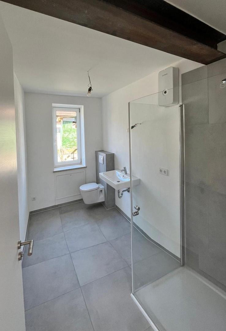 Bad (rechts die Dusche)