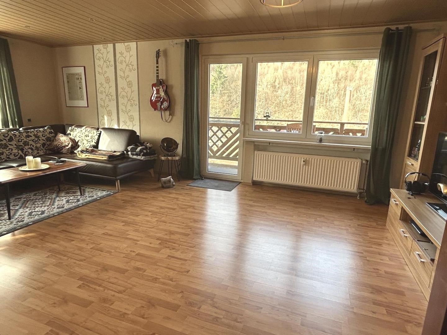 Wohnzimmer mit Zugang Balkon