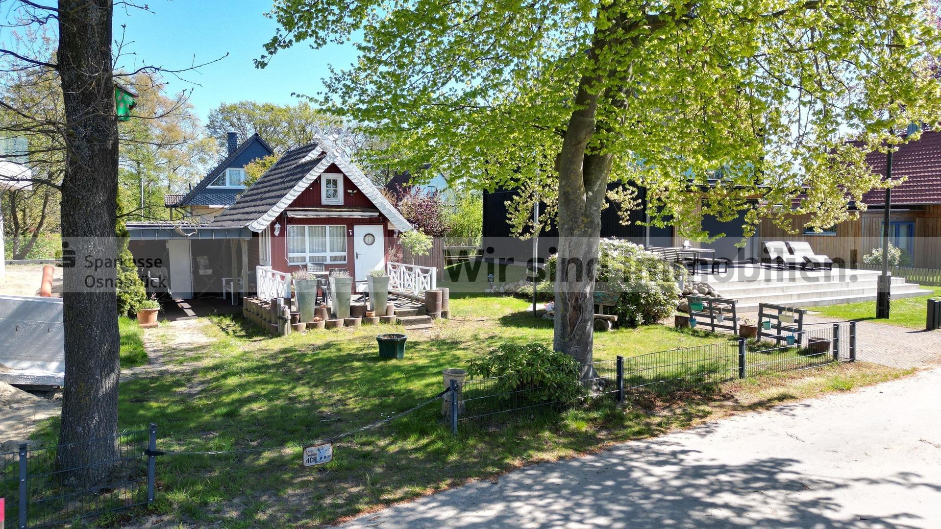 Frontansicht und Baumbestand