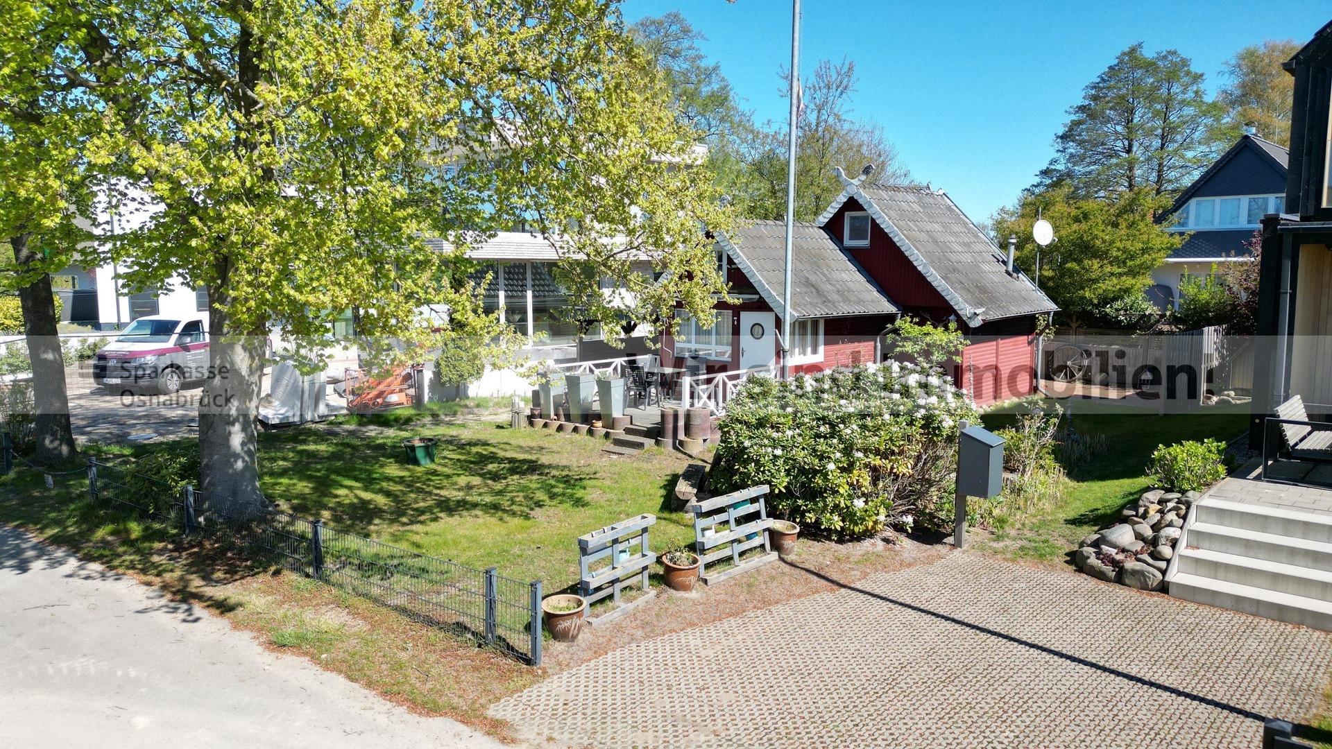 Frontansicht und Baumbestand