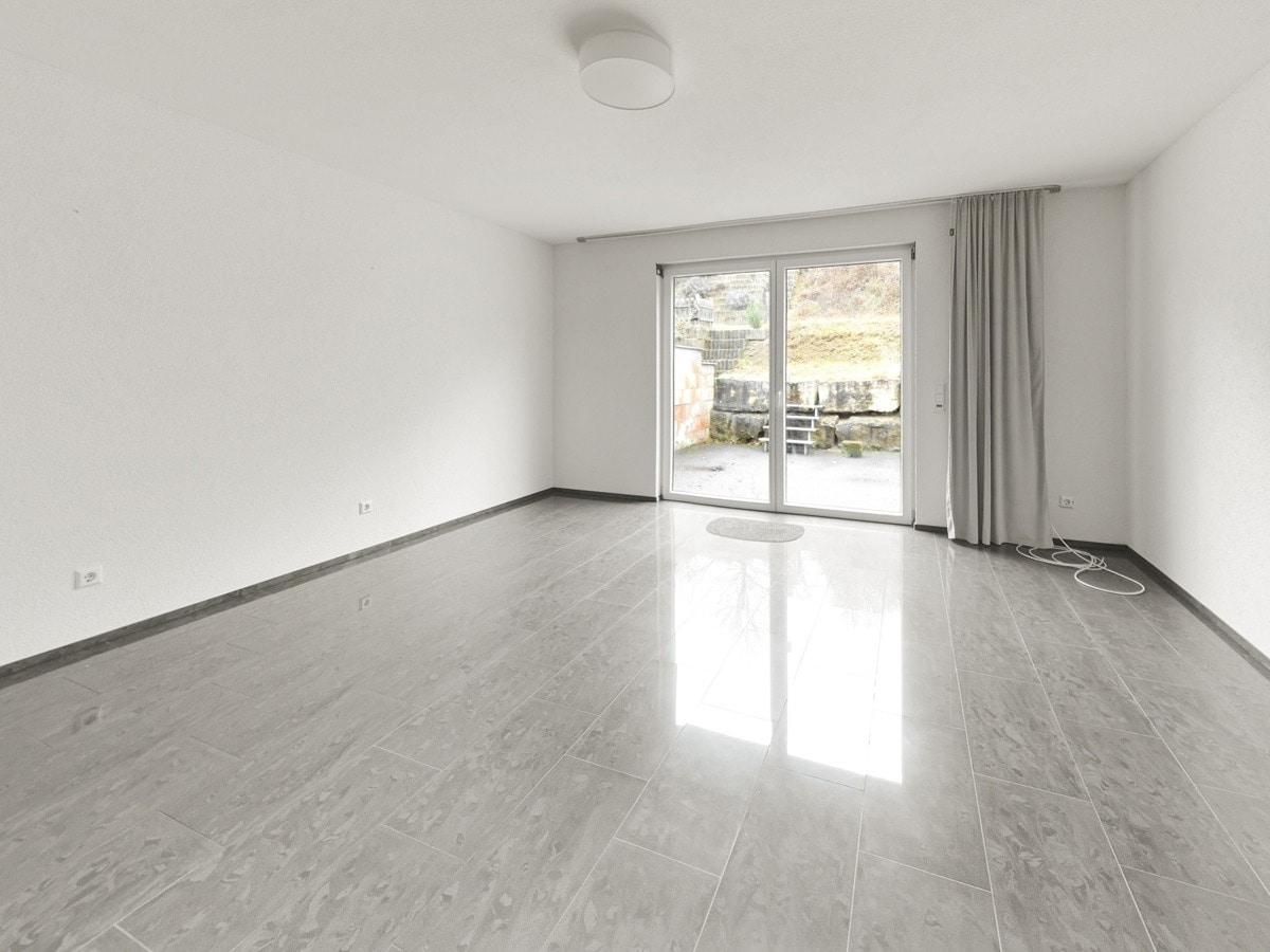 Wohnzimmer mit Blick zur Terrasse