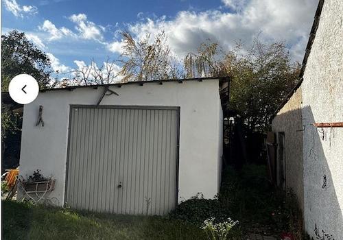 Garage hinter dem Haus