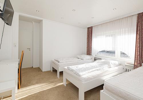 Zimmer 1 links (EG)