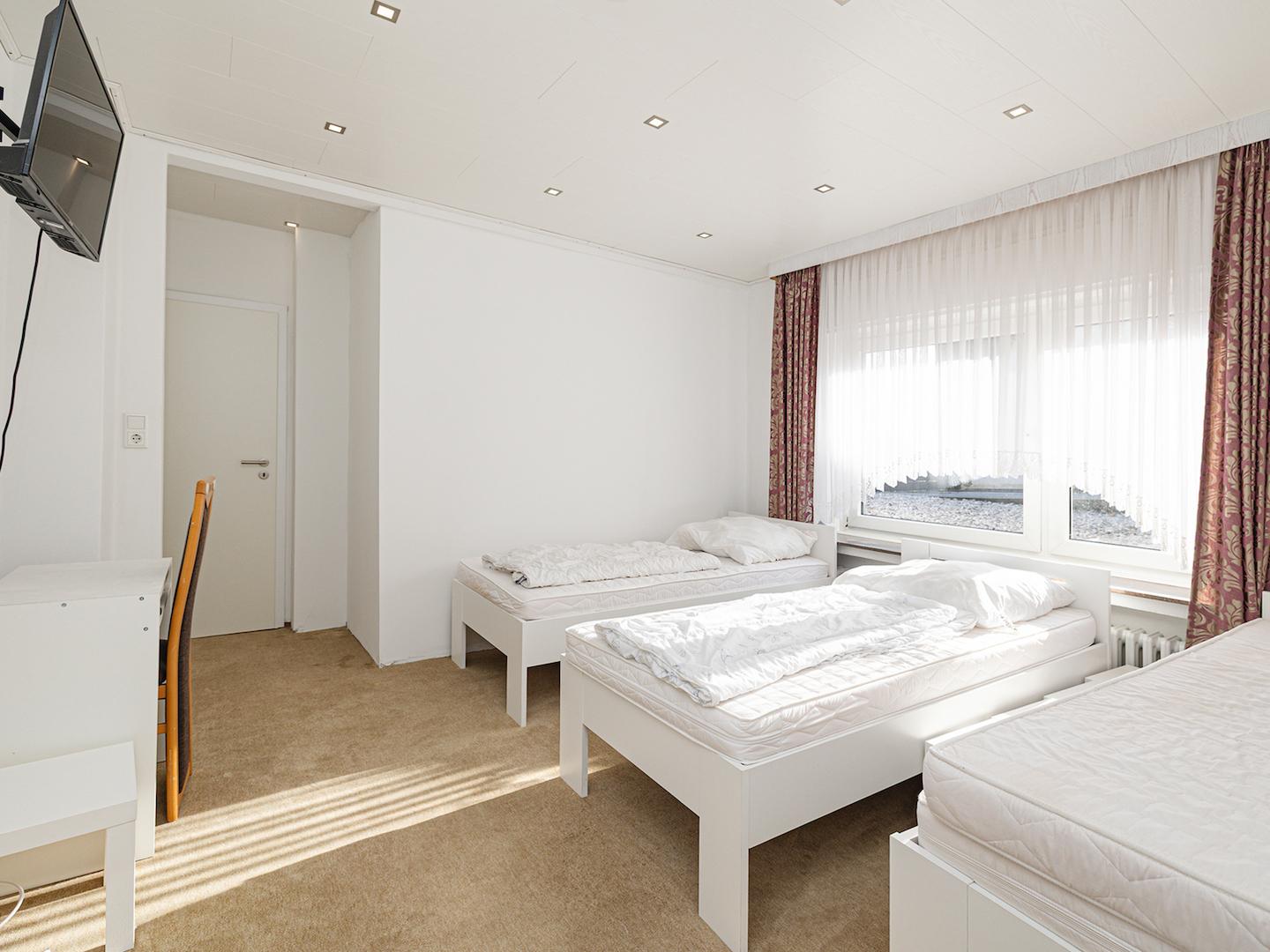 Zimmer 1 links (EG)