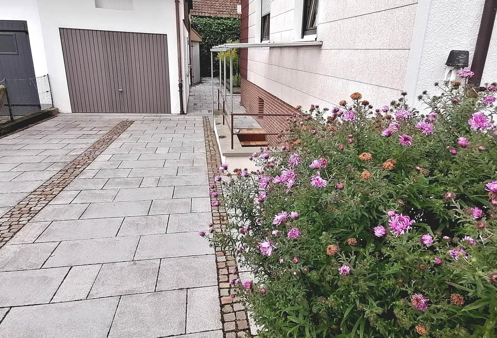 Garage links mit Stellplatz