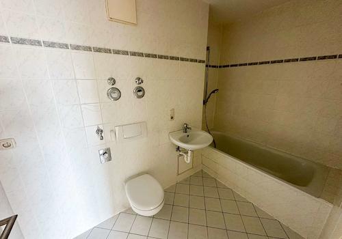 Bad mit Badewanne und WMA