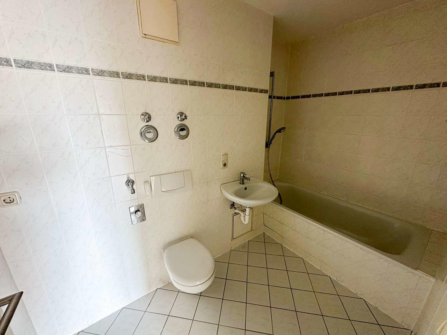 Bad mit Badewanne und WMA