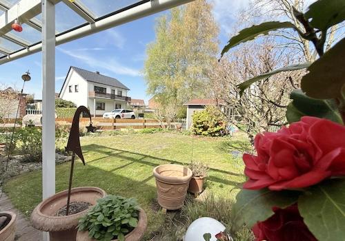 mit tollem Blick in den Garten