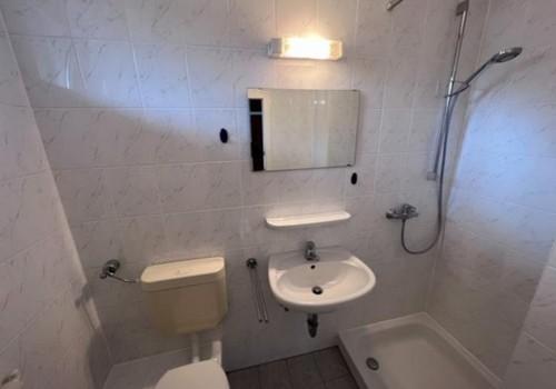 Großes Zimmer in der 84A