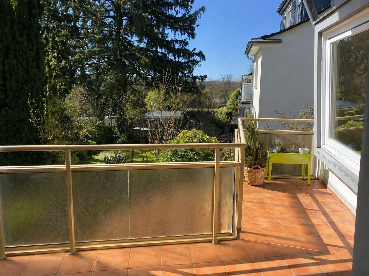 Balkon mit Blick in den Garten