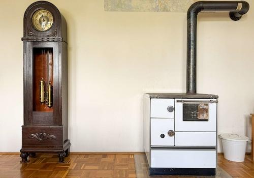 Antiker Ofen mit Standuhr