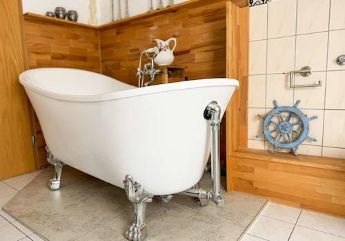 Badezimmer mit freistehender Badewanne