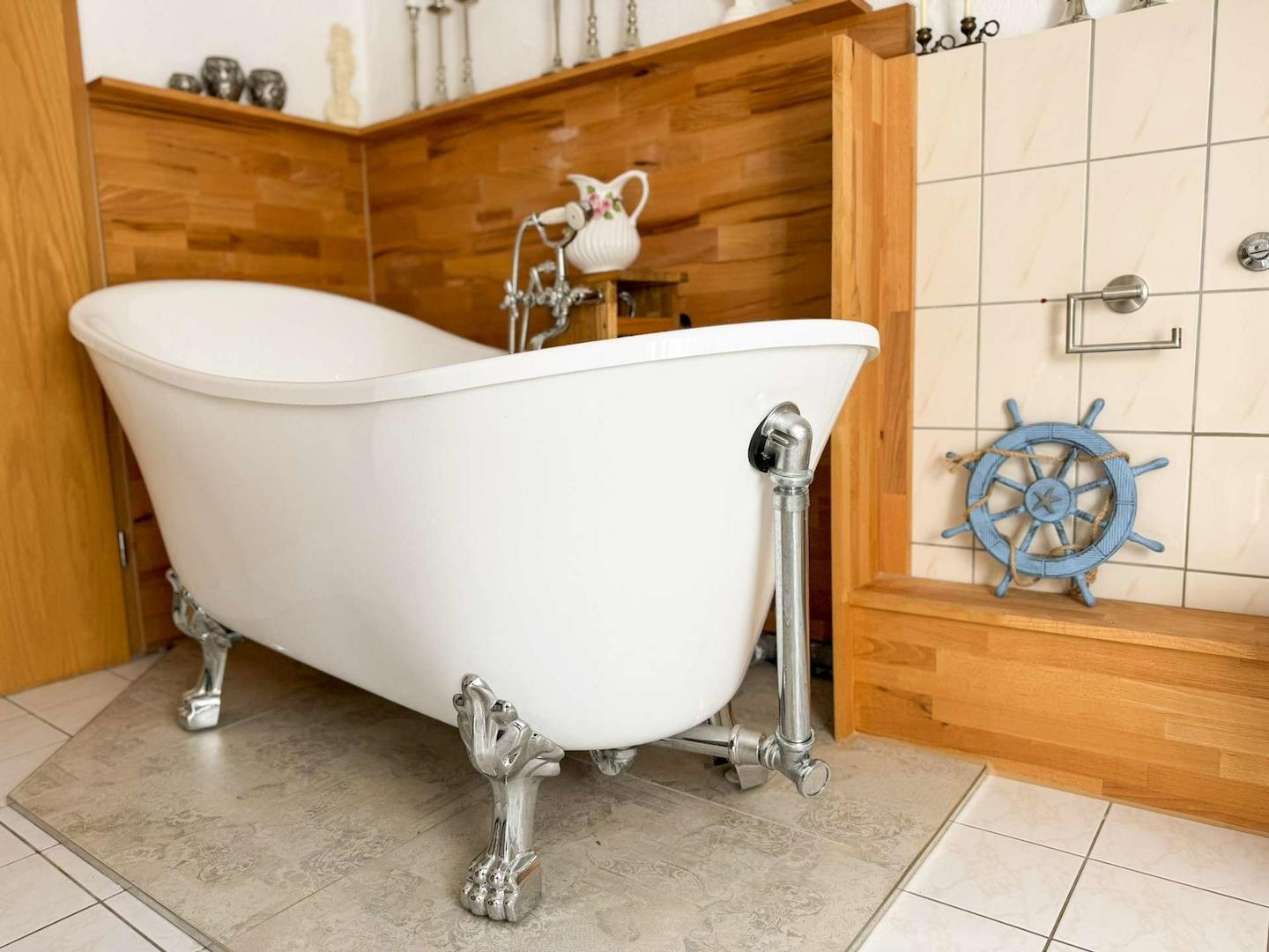 Badezimmer mit freistehender Badewanne
