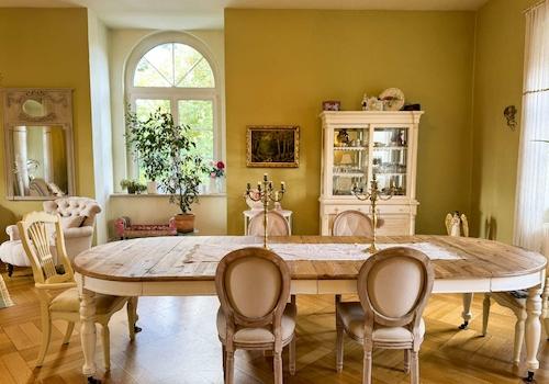 Elegantes Esszimmer mit Stuck und Parkett