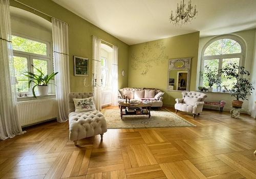 Wohnzimmer mit Sessel und Dekoration