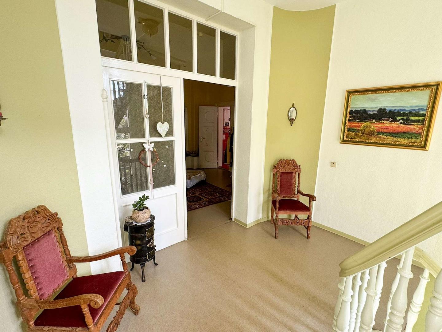 Heller Zwischenflur mit Sitzmöglichkeiten