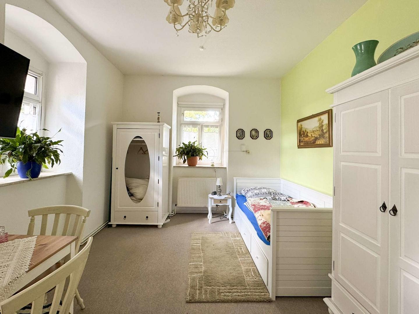 Helles Gästezimmer mit barrierefreiem Zugang