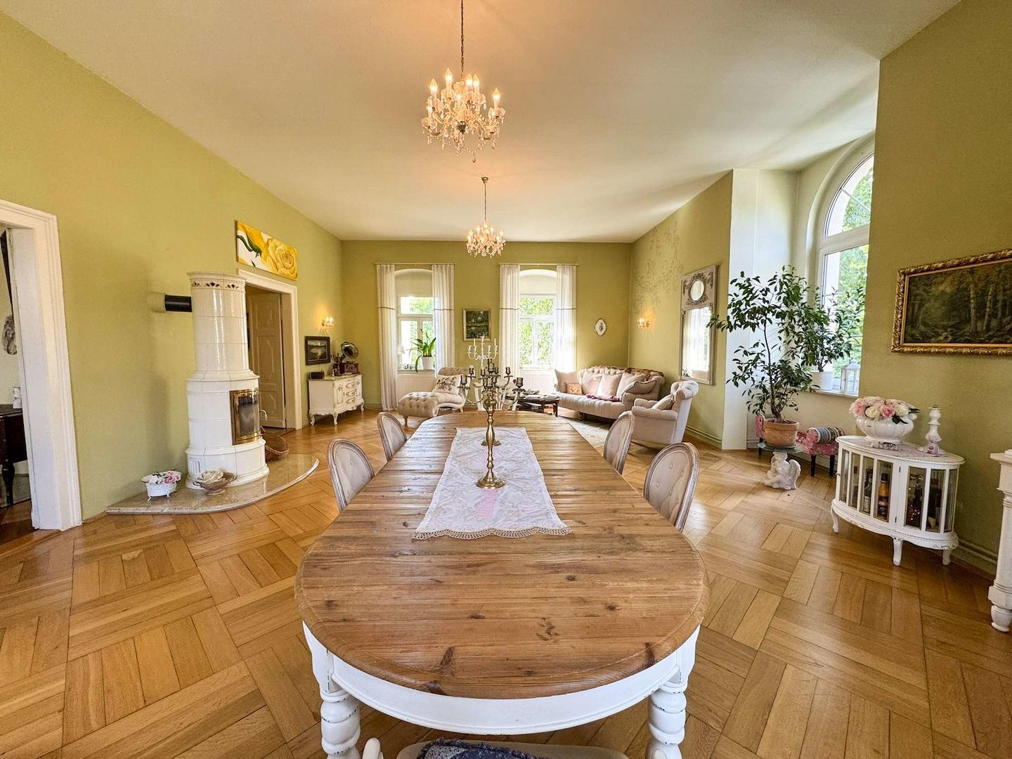 Elegantes Esszimmer mit Kaminofen