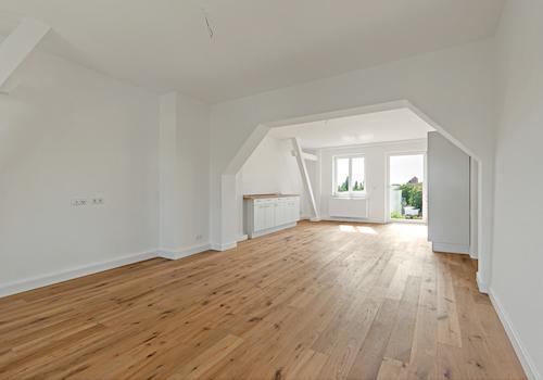 Wohnzimmer mit offener Küche
