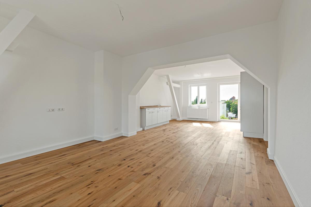 Wohnzimmer mit offener Küche