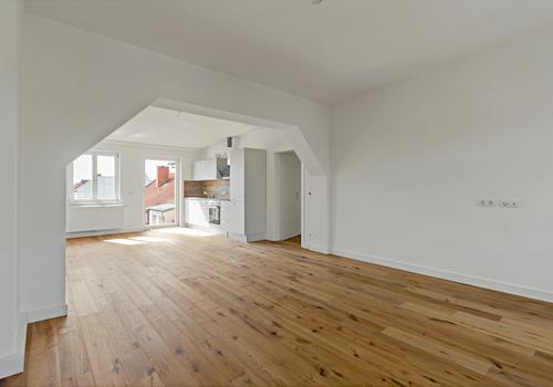 Wohnzimmer mit offener Küche