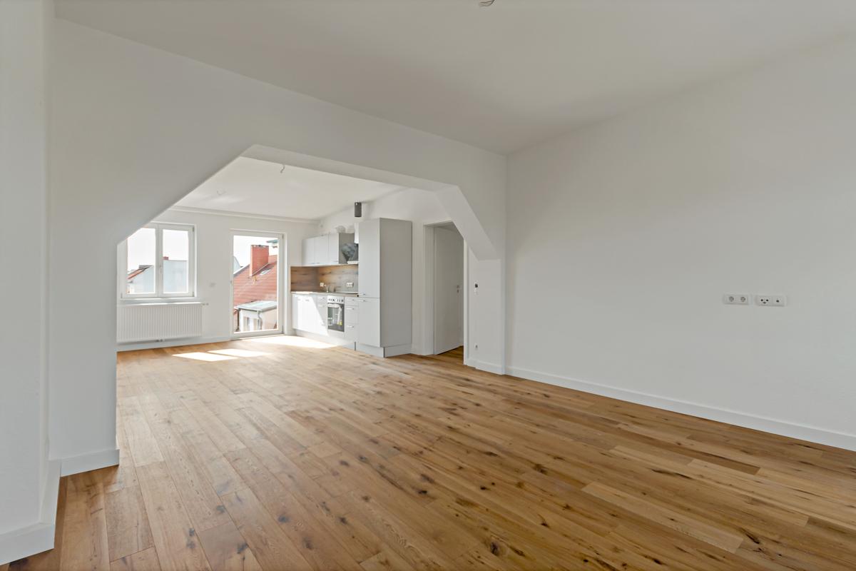 Wohnzimmer mit offener Küche