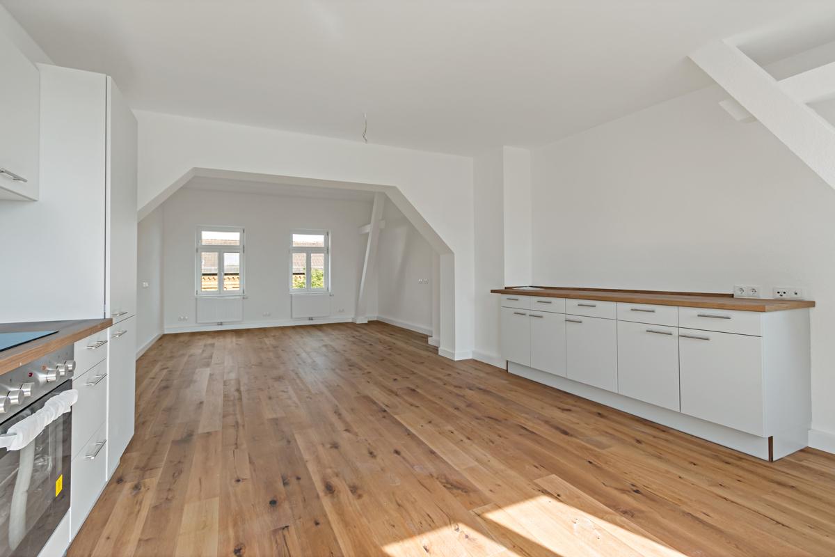 Wohnzimmer mit offener Küche