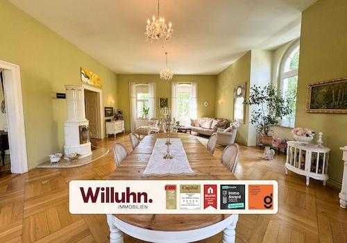 Titel Elegantes Esszimmer mit Kaminofen