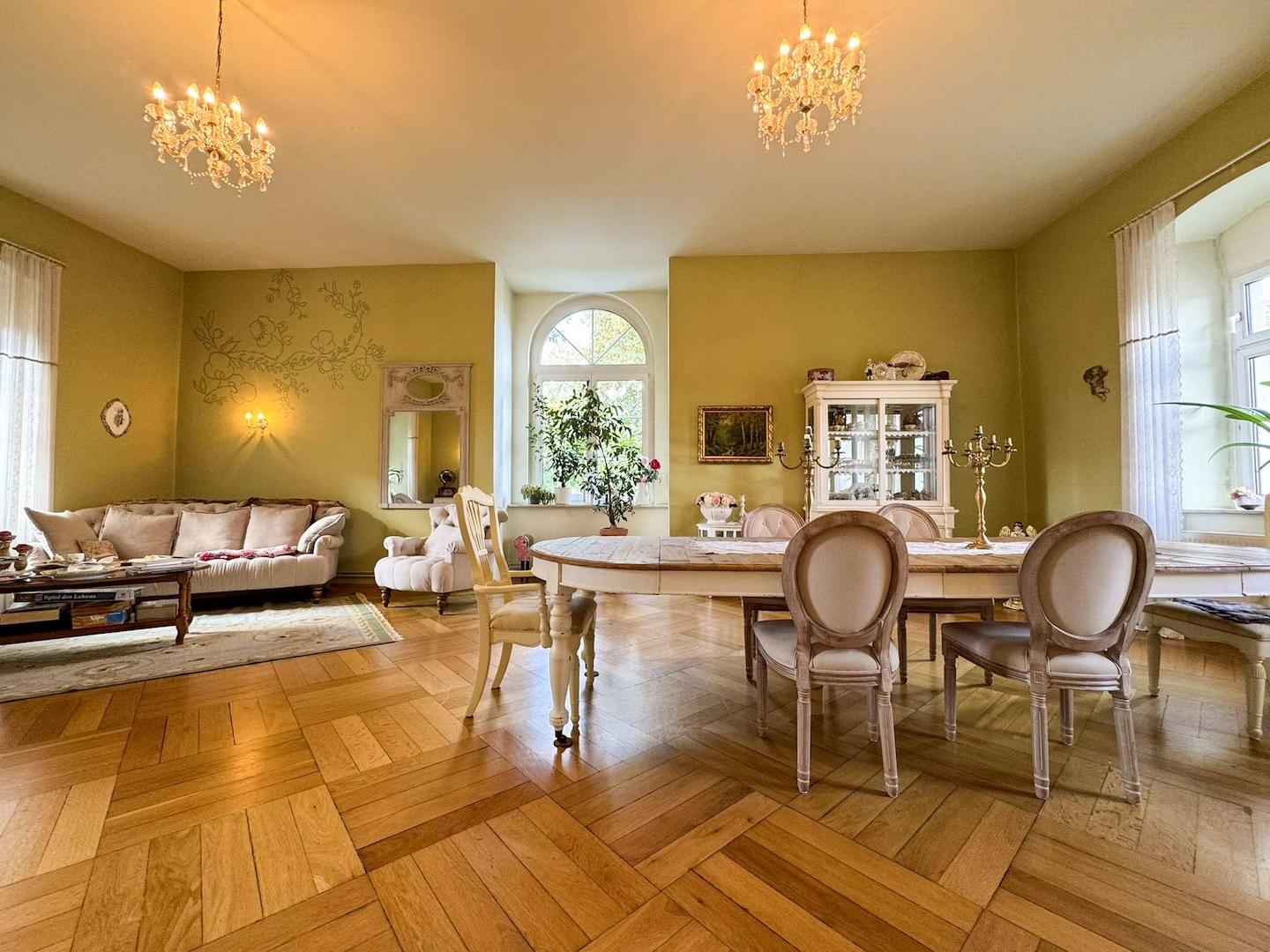 Großzügiges Esszimmer mit Parkettboden