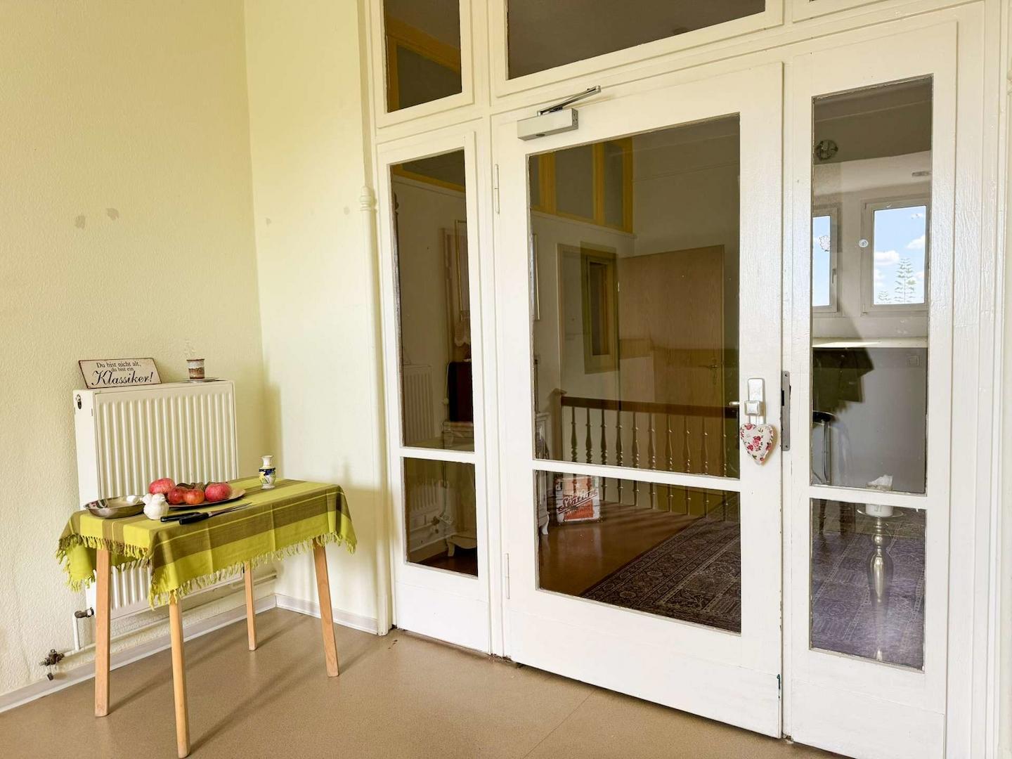 Flur mit Doppeltüren und Dekoration