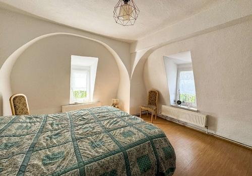 Gemütliches Schlafzimmer mit zwei Fenstern