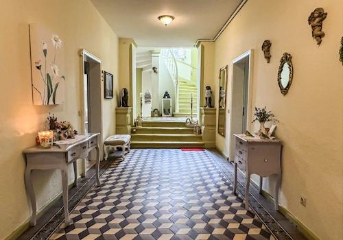 Historischer Eingangsflur mit Fliesen