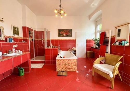 Modernisiertes Badezimmer mit roten Fliesen