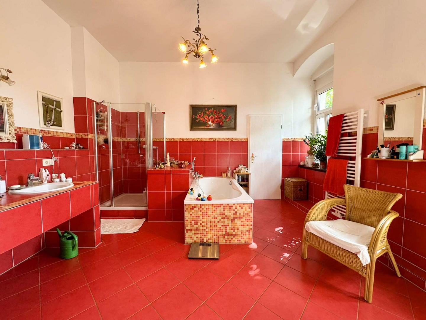 Modernisiertes Badezimmer mit roten Fliesen