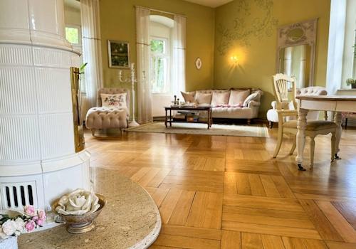 Detailansicht Kaminofen und Wohnbereich